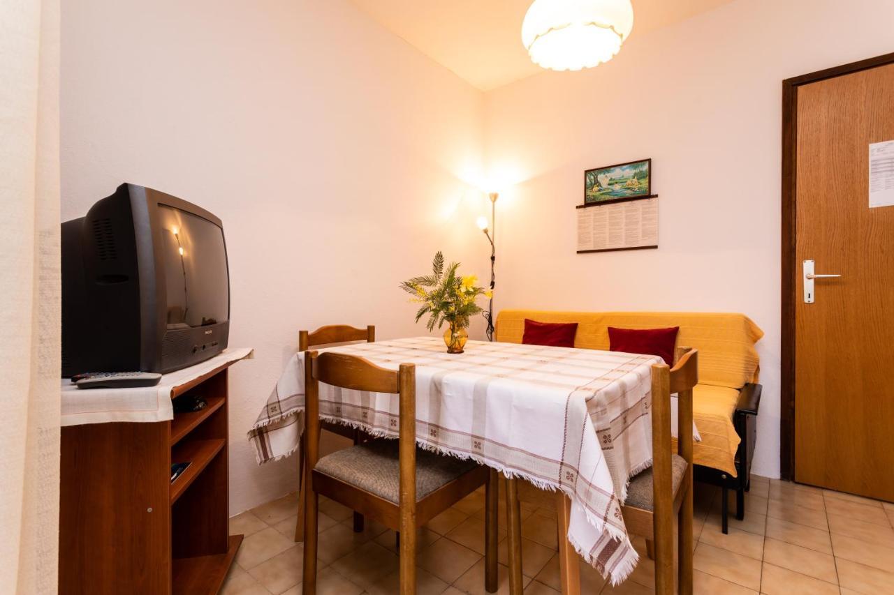 Rooms & Studio Apartment Mira Baška Esterno foto